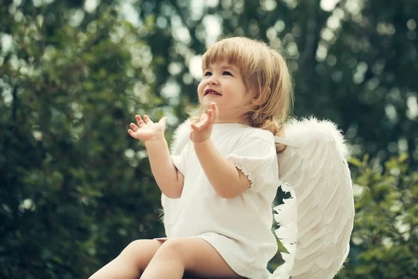 Маленький ангел хлопает в ладоши — стоковое фото