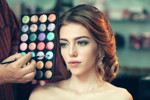 Ładna kobieta makijaż i palety — Zdjęcie stockowe