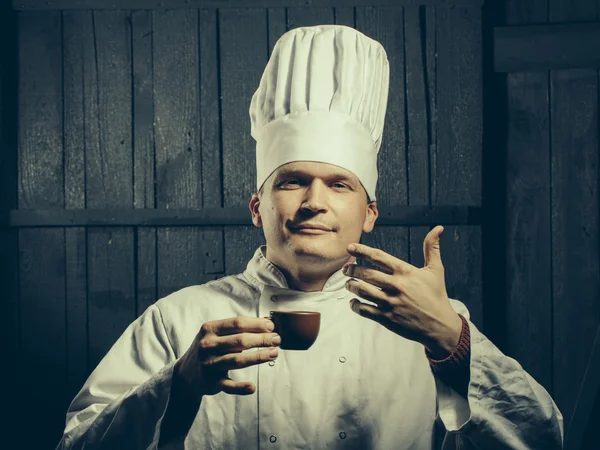 Manlig kock i vit uniform och hatt med kopp — Stockfoto
