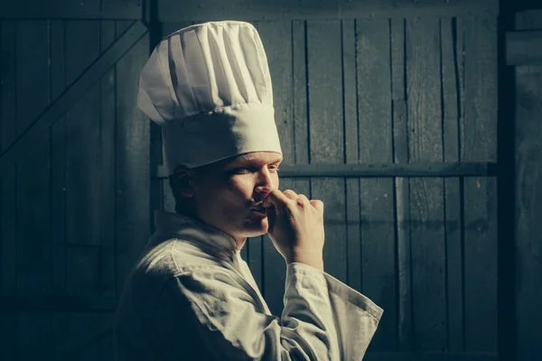 Chefe cozinheiro masculino em uniforme no fundo cinza — Fotografia de Stock