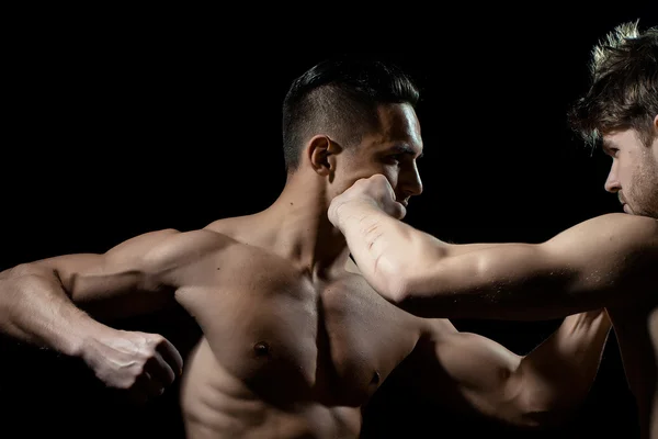 Jovens homens musculosos boxe — Fotografia de Stock