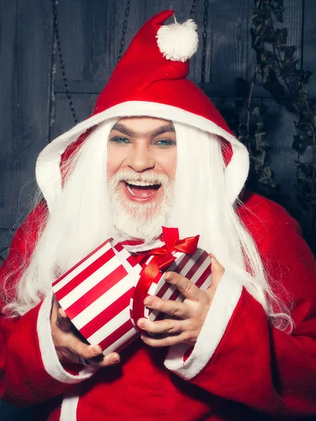 Hediye ile mutlu Noel adam — Stok fotoğraf