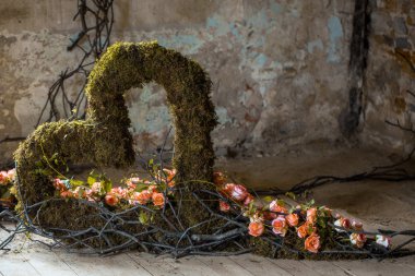 Gül ve dal çiçek dekorasyon