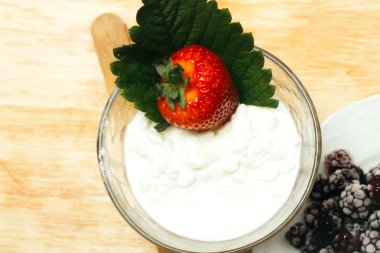 Çilek süzme peynir ile