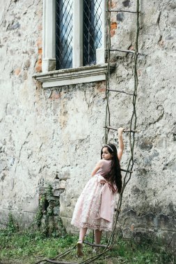 İp merdiven üzerinde elbiseli küçük kız