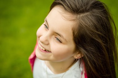 Mutlu gülümseyen küçük kız açık