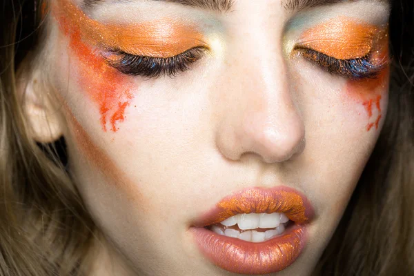 Dziewczyna z makijażu pomarańczowy zbliżenie — Zdjęcie stockowe
