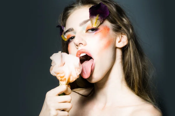 Mädchen mit floralem Make-up — Stockfoto