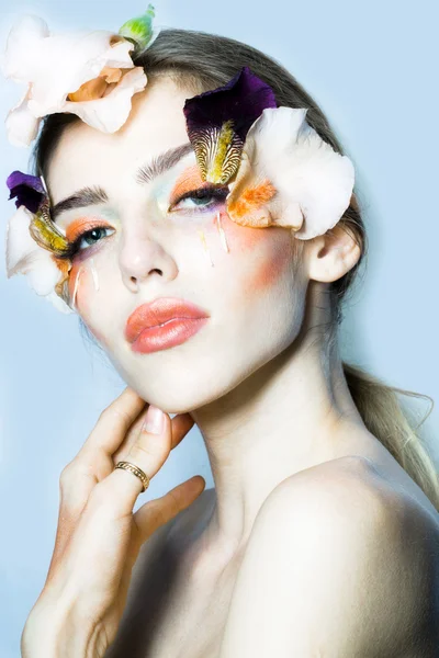 Flicka med blommiga makeup — Stockfoto