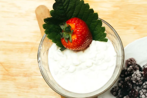 Çilek süzme peynir ile