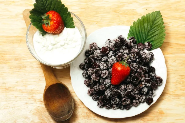 Çilek süzme peynir ve blackberry ile