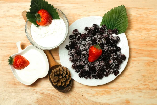 Çilek süzme peynir ve blackberry ile
