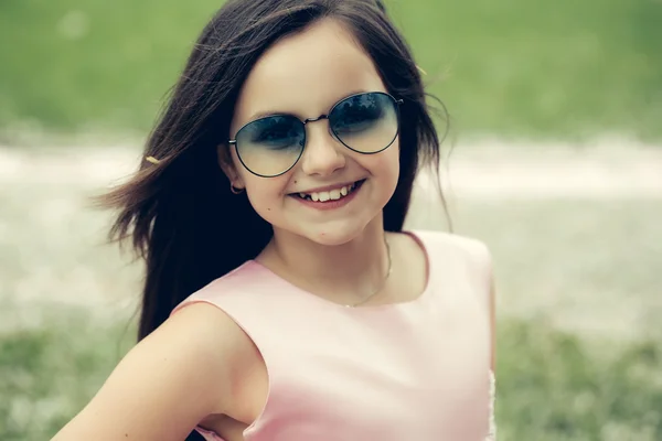 Niña pequeña en gafas de sol — Foto de Stock