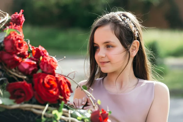 Κοριτσάκι με κόκκινα τριαντάφυλλα — Φωτογραφία Αρχείου