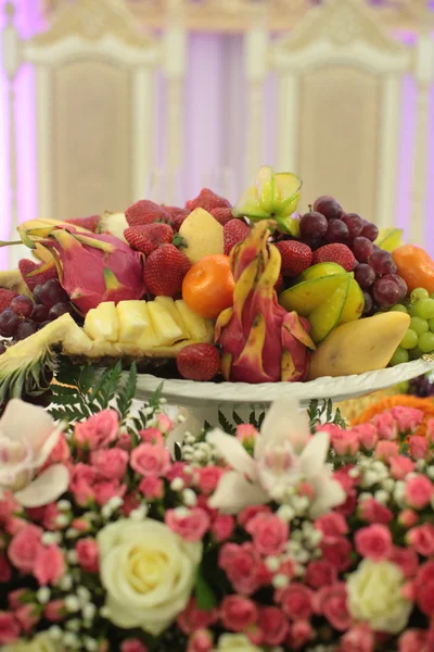 Sammansättning med frukt och blommor — Stockfoto