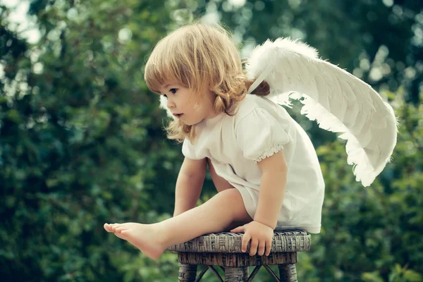 Liten pojke utklädd till ängel — Stockfoto