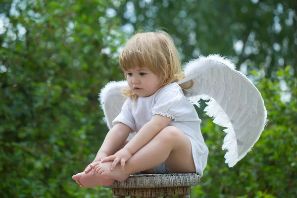 Pequeno cupido na cadeira — Fotografia de Stock