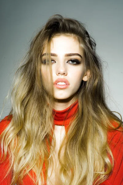 seksi genç kadın uzun saçlı