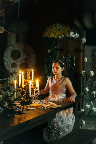 テーブルの上の蝋燭と妖精の小さなプリンセス — ストック写真