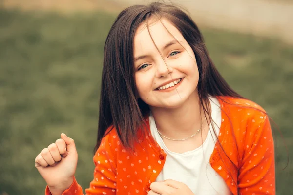 Felice sorridente piccola ragazza all'aperto — Foto Stock