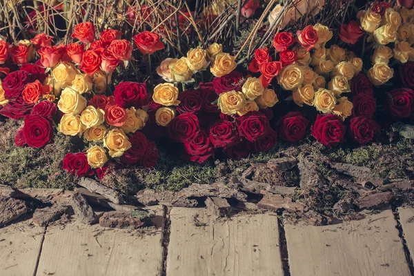 Decorazione floreale di rose e ramoscelli — Foto Stock