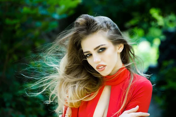 Sexy giovane donna con i capelli lunghi — Foto Stock