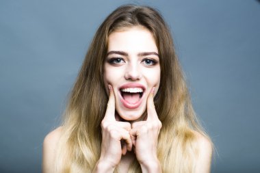 gülümseyen genç sarışın kız