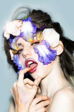 Kız çiçek makyaj ile