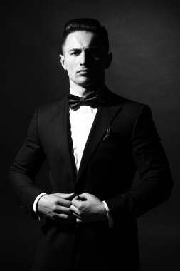Genç seksi beyefendi