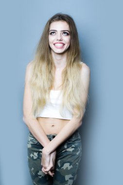 gülümseyen genç sarışın kız