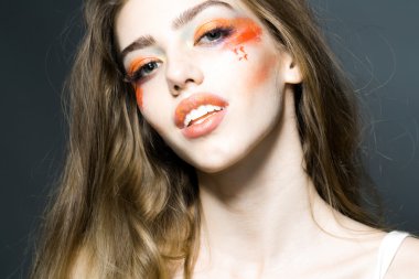 Turuncu makyaj closeup kızla