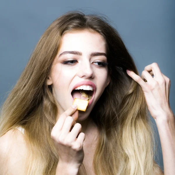 Улыбающаяся девушка ест крекеры — стоковое фото