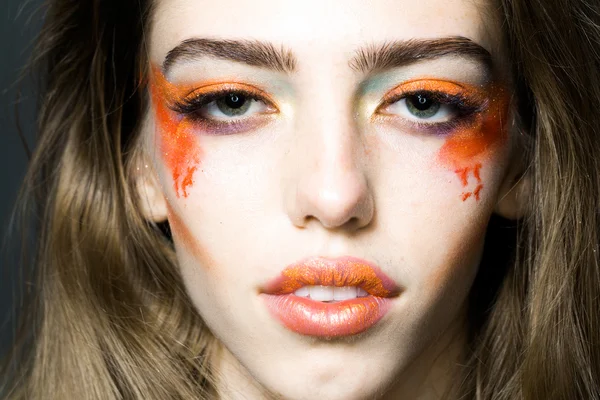 Meisje met oranje make-up closeup — Stockfoto