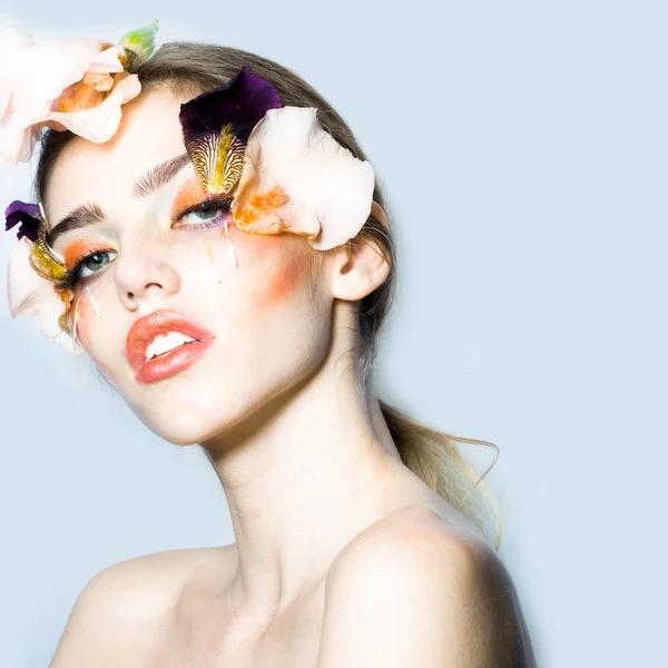 Dívka s květinovými make-up — Stock fotografie