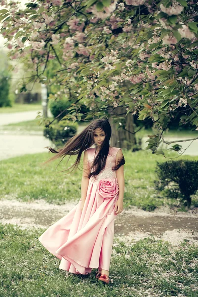 Niña en vestido rosa con flor — Foto de Stock