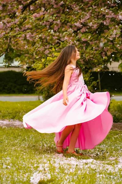 ブロッサム ピンクのドレスの少女 — ストック写真