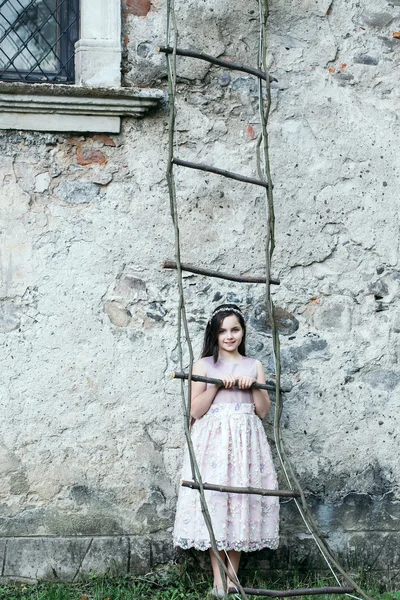 Niña en vestido en escaleras de cuerda —  Fotos de Stock