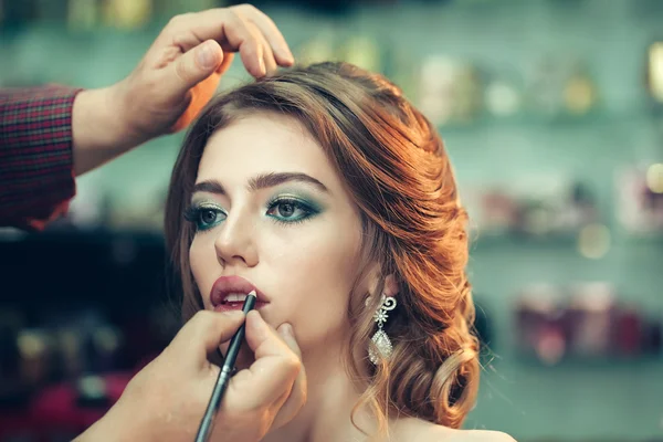 Chica bonita haciendo maquillaje —  Fotos de Stock