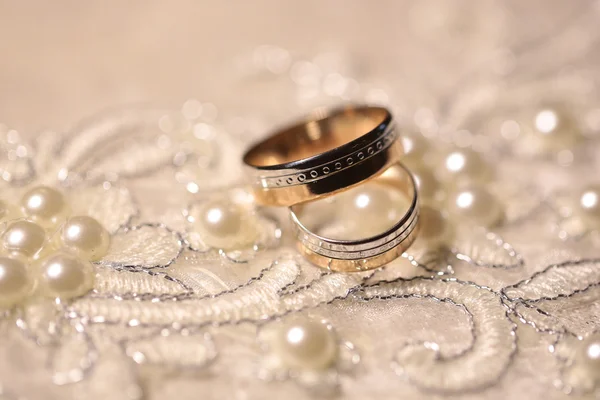 Snubní prsteny na vyšívané tkaniny — Stock fotografie
