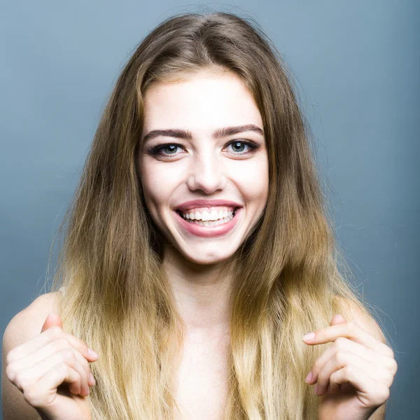 Gülümseyen genç sarışın kız — Stok fotoğraf