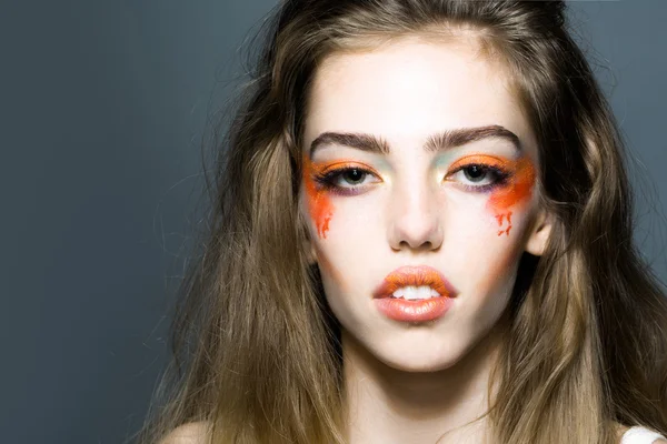 Meisje met oranje make-up closeup — Stockfoto