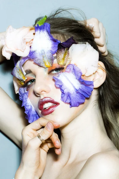 Flicka med blommiga makeup — Stockfoto