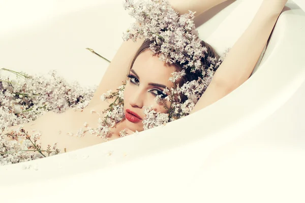 Lány élvezi fürdő, lila — Stock Fotó