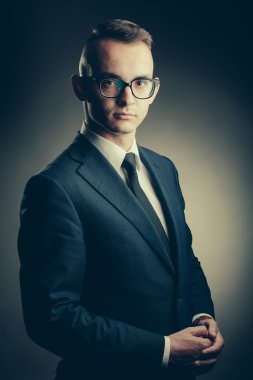 yakışıklı genç işadamı