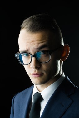 Yakışıklı adam gözlük ve ceket