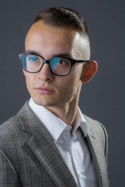 Zarif genç işadamı poz