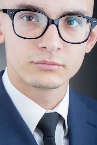 Молодий стильний хлопець в окулярах — стокове фото