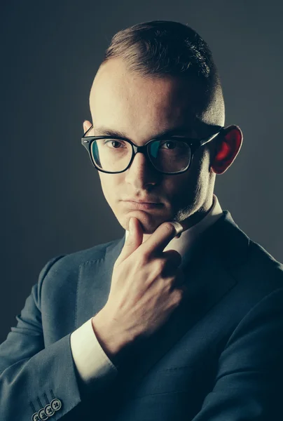 Jeune homme réfléchi dans des lunettes — Photo