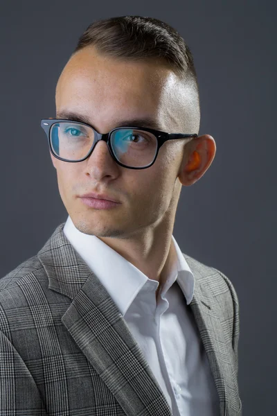 Zarif genç işadamı poz