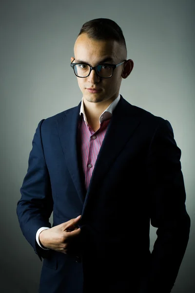 Молодой стильный мужчина в костюме и очках — стоковое фото